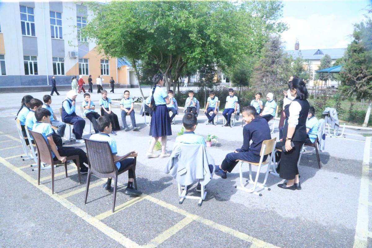 Maktab hovlisida ochiq havoda dars